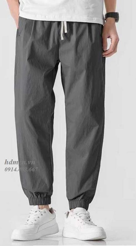 12 cách phối đồ với áo thun trắng nam đẹp 10 áo thun trắng và quần jogger