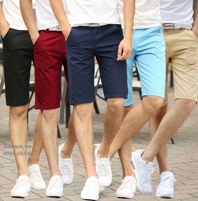 12 cách phối đồ với áo thun trắng nam đẹp 7 Phối đồ với áo thun trắng nam và quần short kaki