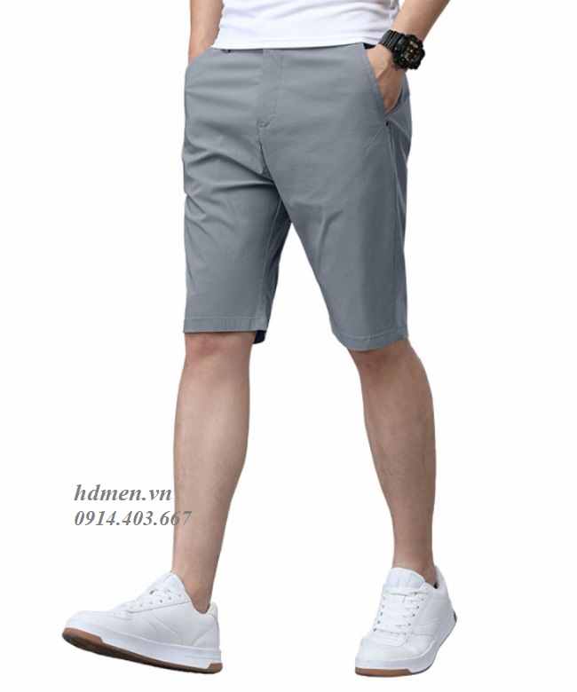 12 cách phối đồ với áo thun trắng nam đẹp 9 Phối đồ với áo thun trắng nam và quần short kaki