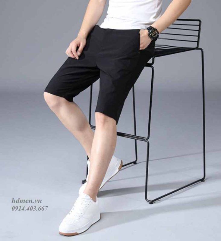 12 cách phối đồ với áo thun trắng nam đẹp 8 Phối đồ với áo thun trắng nam và quần short kaki